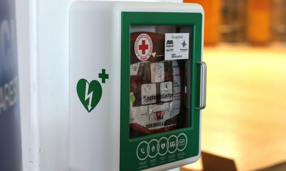 Amplu proiect de instalare de defibrilatoare în spații publice