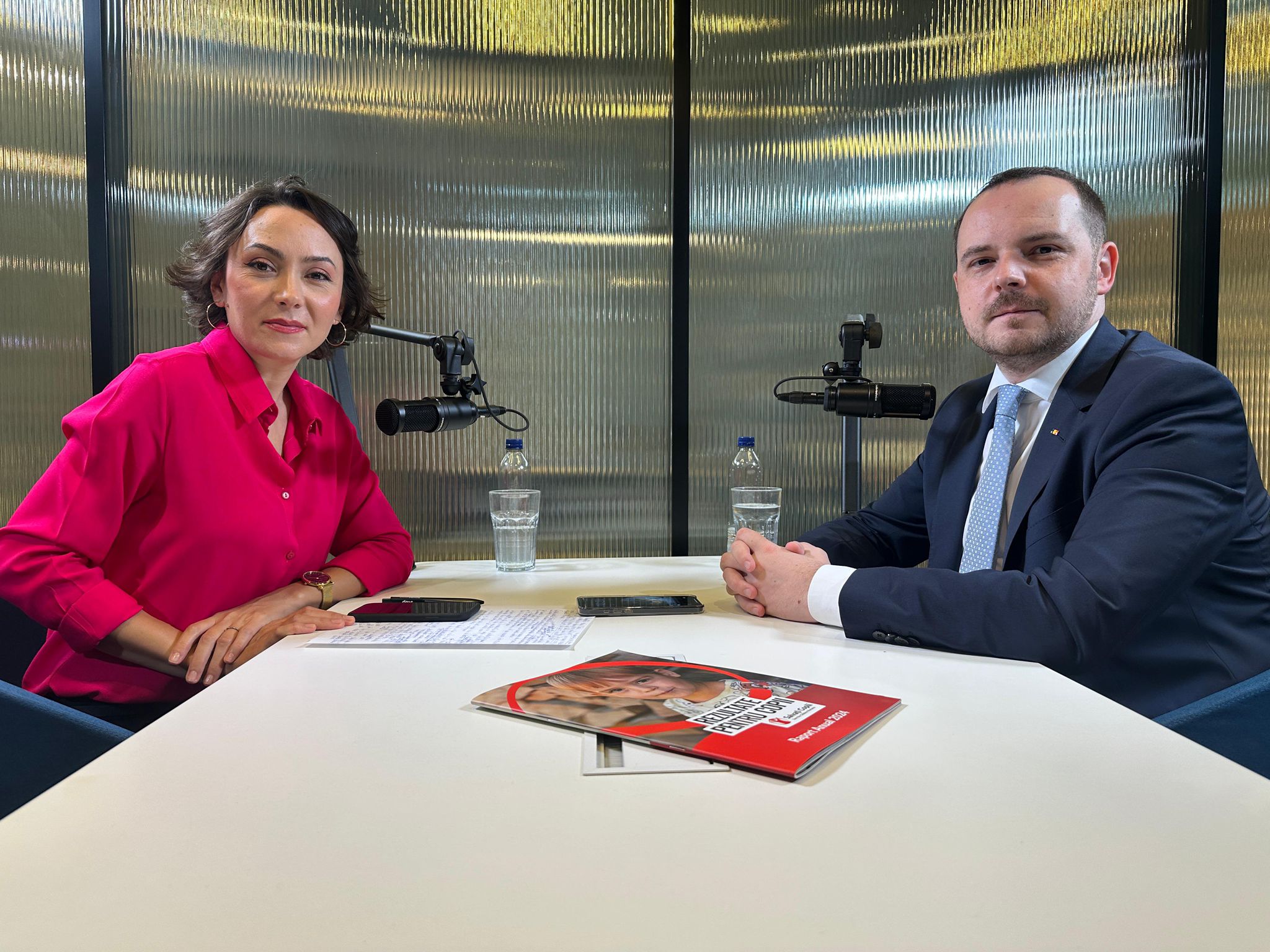 Organizația Salvați Copiii România a lansat un podcast: primul invitat, ministrul Sănătății