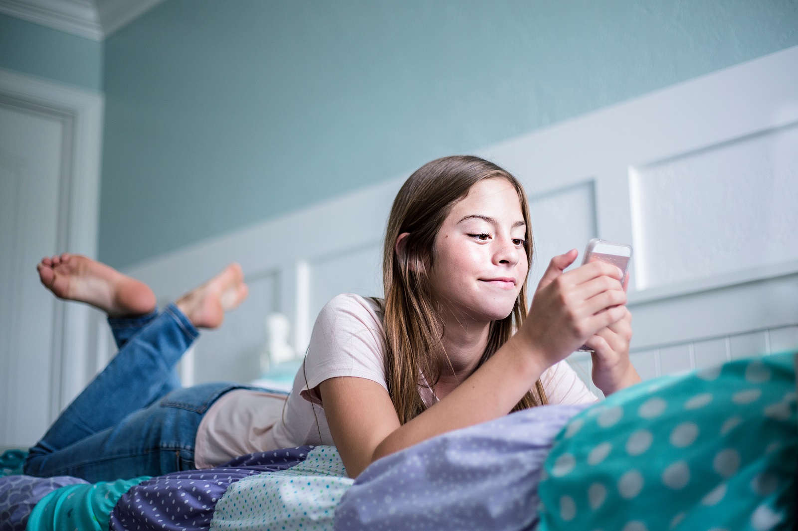 Una din două adolescente are stimă de sine scăzută din cauza social media