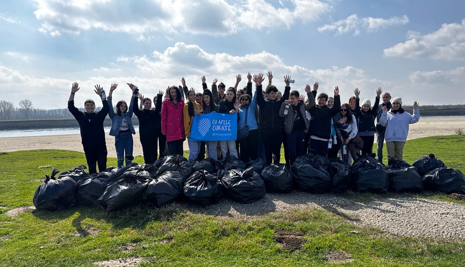 Săptămâna Apelor: acțiuni de colectare a plasticului din râuri