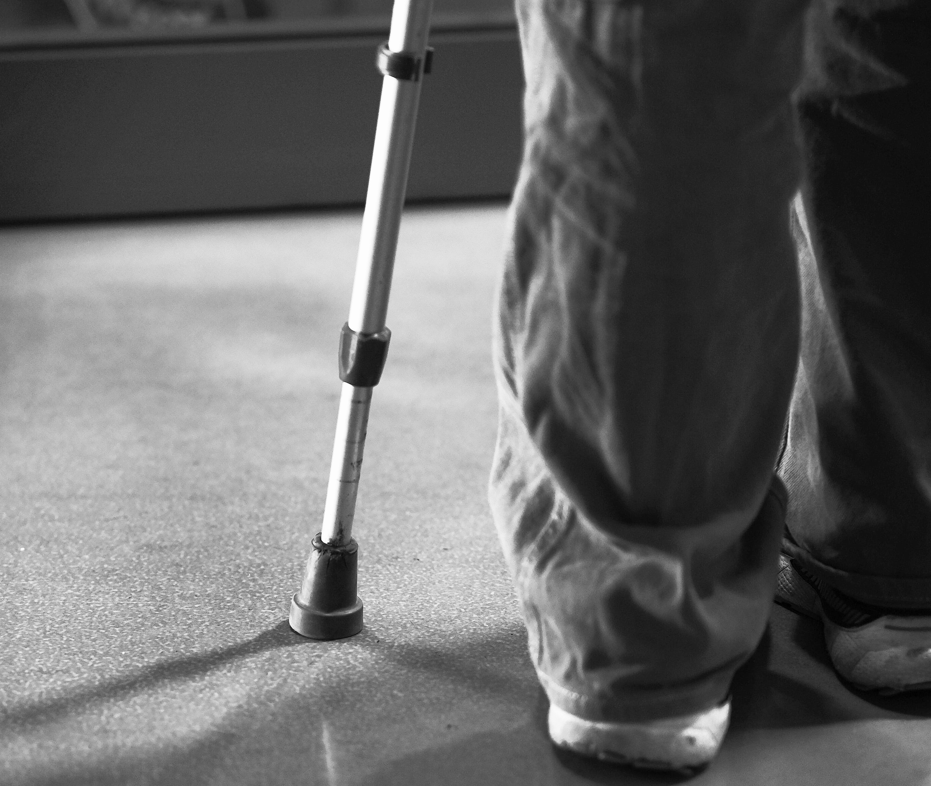 O tehnologie revoluționară ajută un bărbat paralizat să meargă din nou