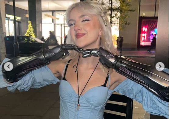 Influencerița „bionică” - Aflați povestea extraordinară a unei tinere din Marea Britanie