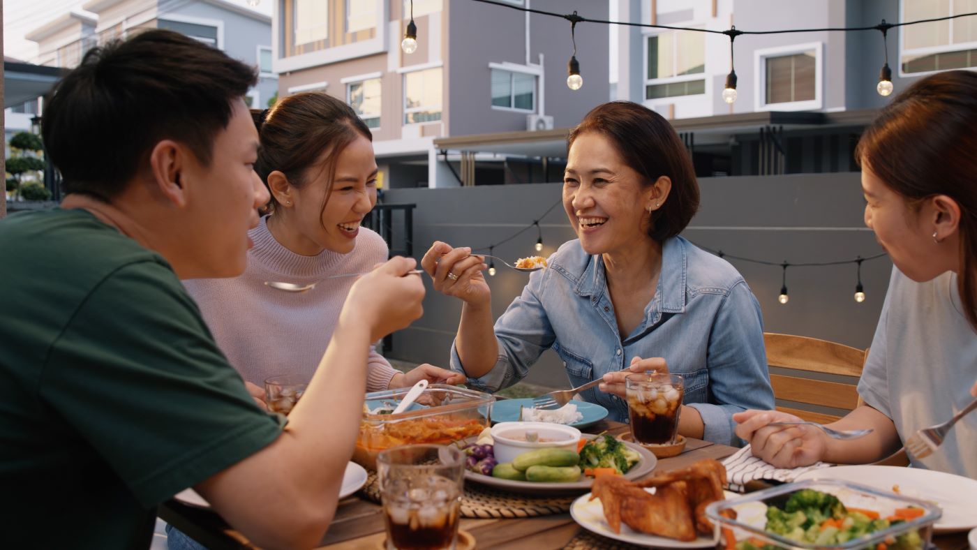 Tinerii chinezi pot folosi AI pentru a depăși anxietatea cauzată de mesele în familie 