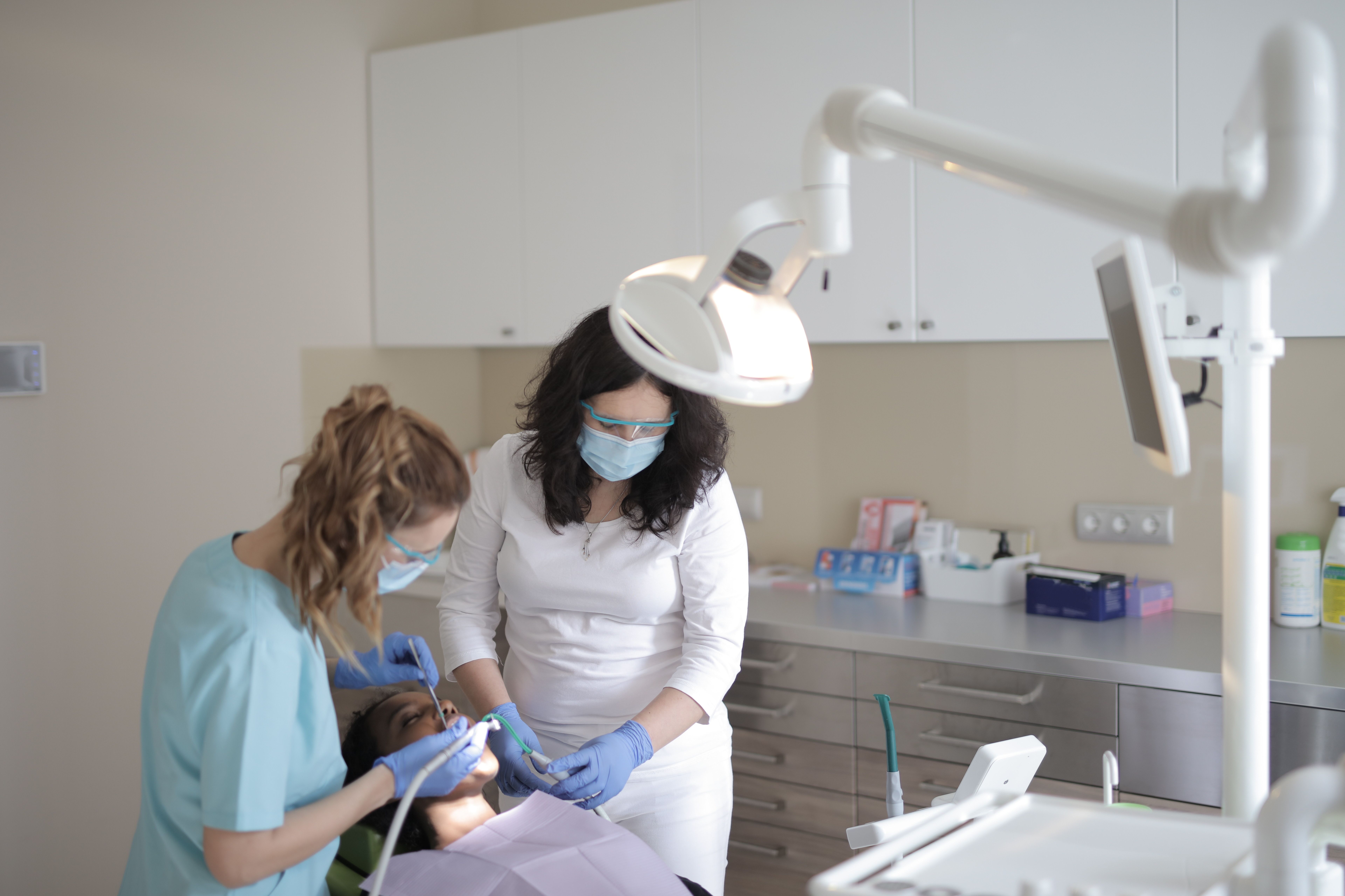 Pacienții cu probleme dentare complexe au nevoie de implicarea mai multor specialități medicale