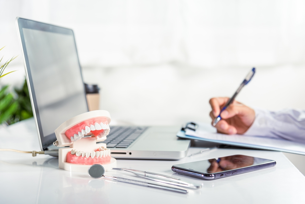 Stomatologia digitală și tratamentele minim invazive, discutate la București