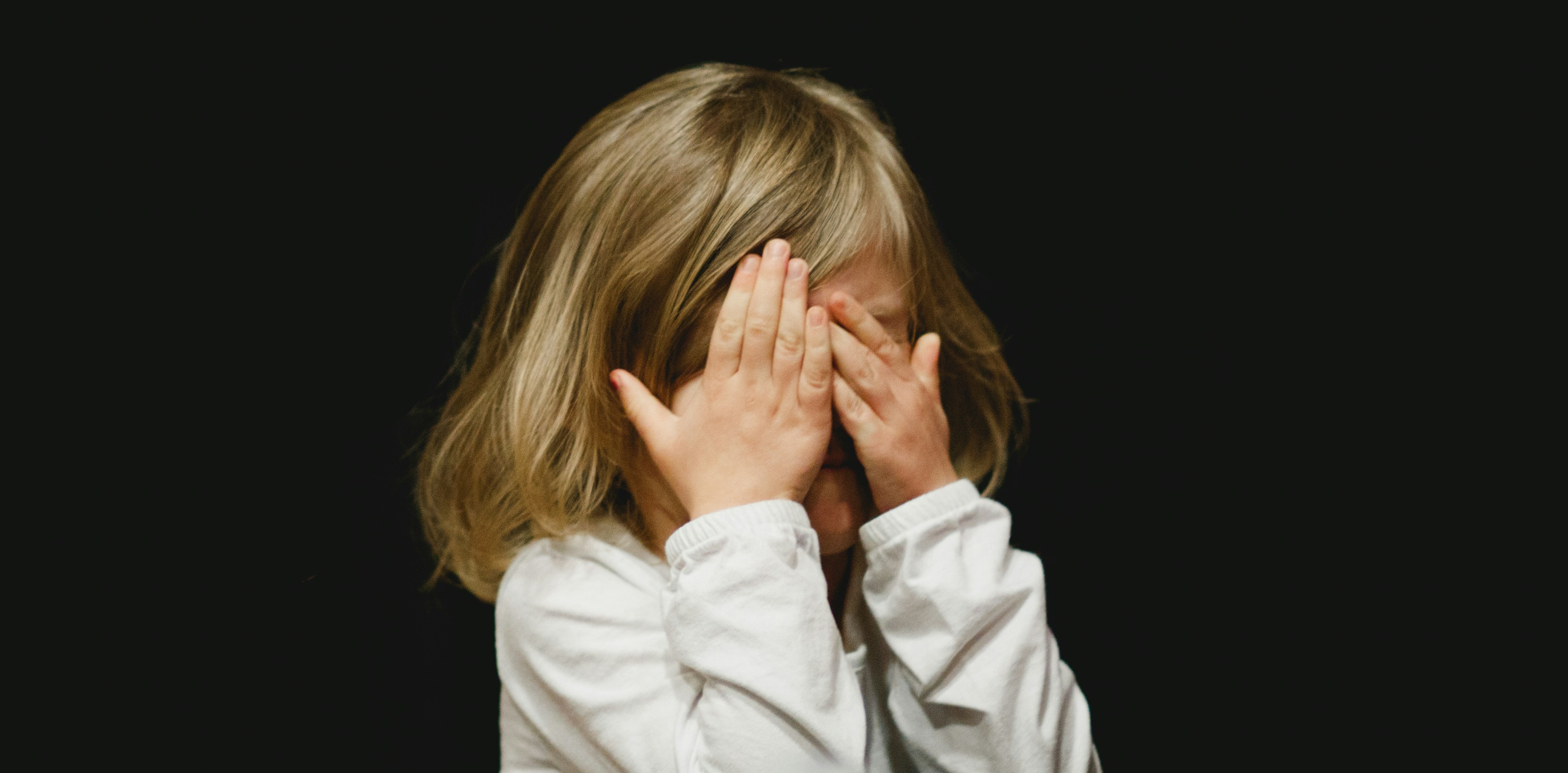 Pediatrii englezi cer  să li se interzică părinților să-și bată copiii