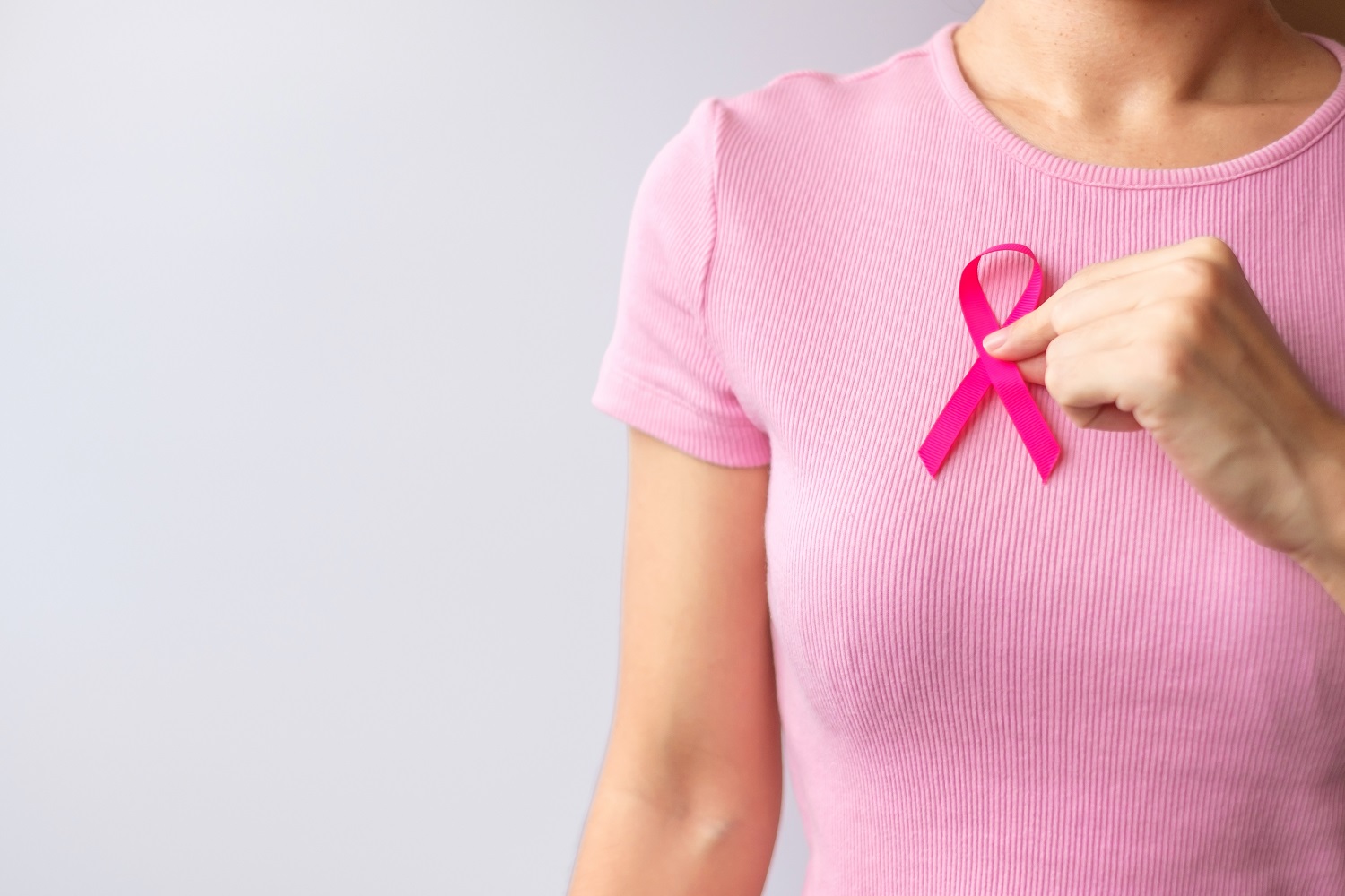 Etichete roz pentru o textilele vândute în beneficiul pacienților cu cancer