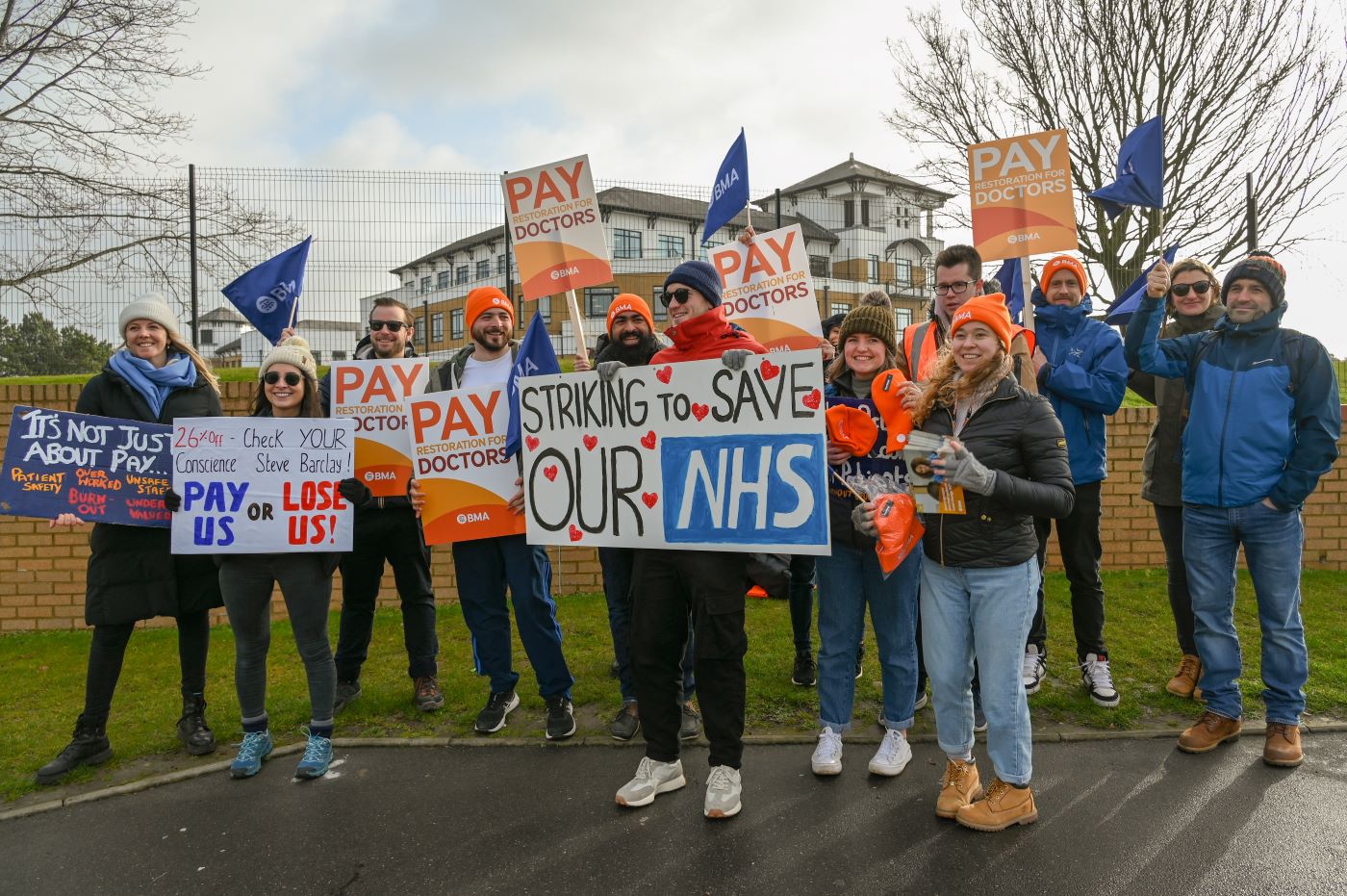 Medicii tineri din Anglia se află într-o grevă de 6 zile 
