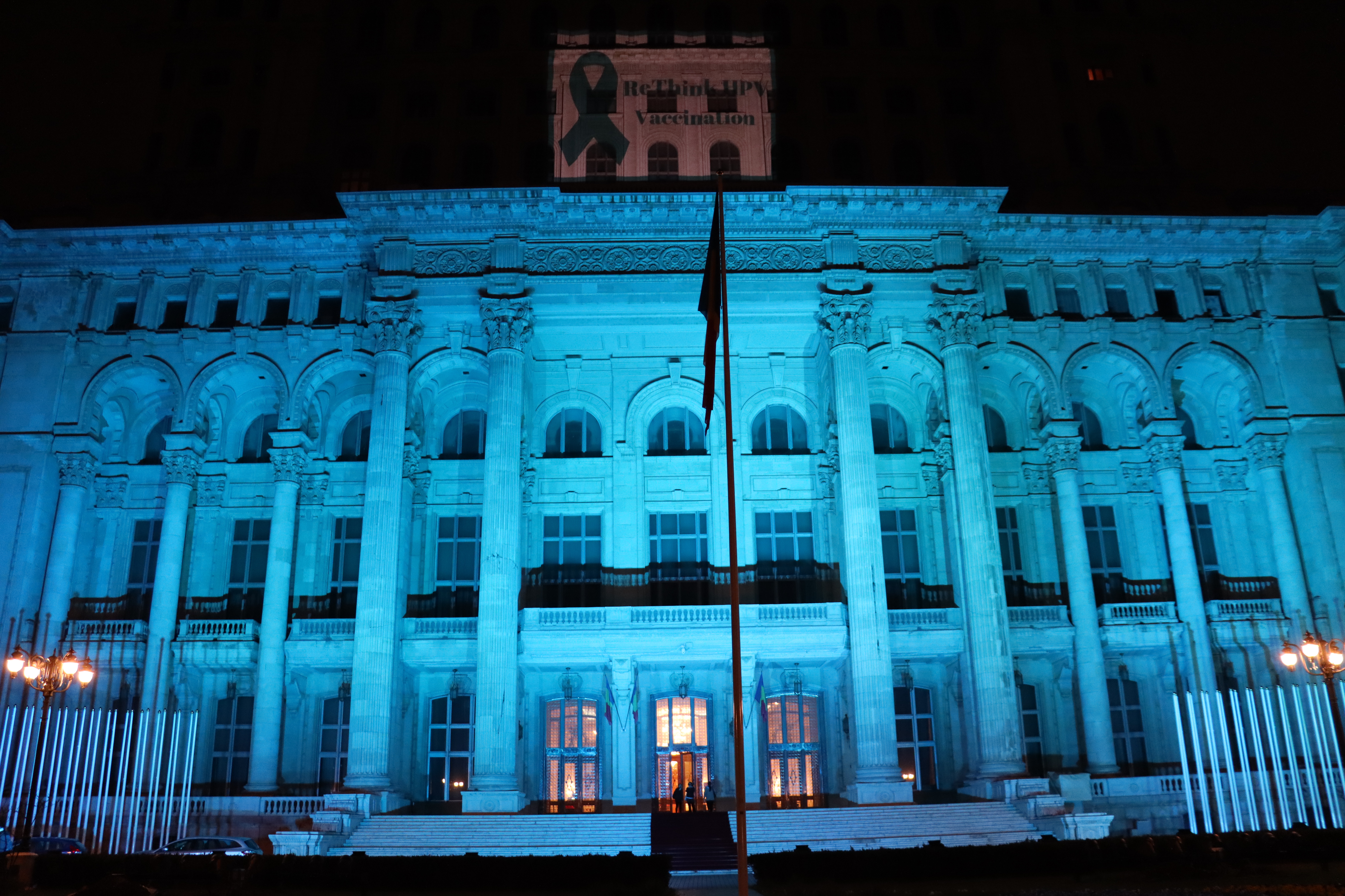 Palatul Parlamentului, iluminat în turcoaz, pentru a marca lupta împotriva cancerului de col uterin