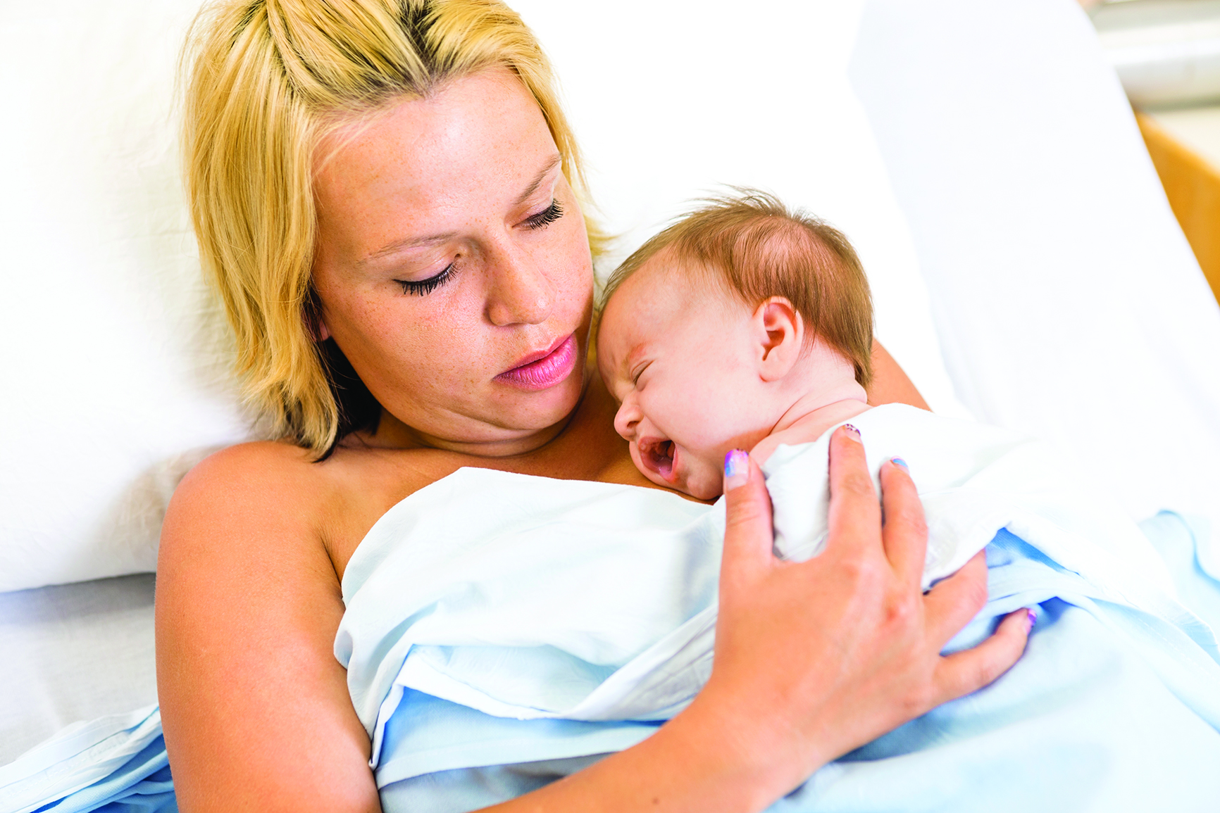 Îngrijirea tip cangur, beneficii pentru prematuri și nou-născuţii cu greutate mică