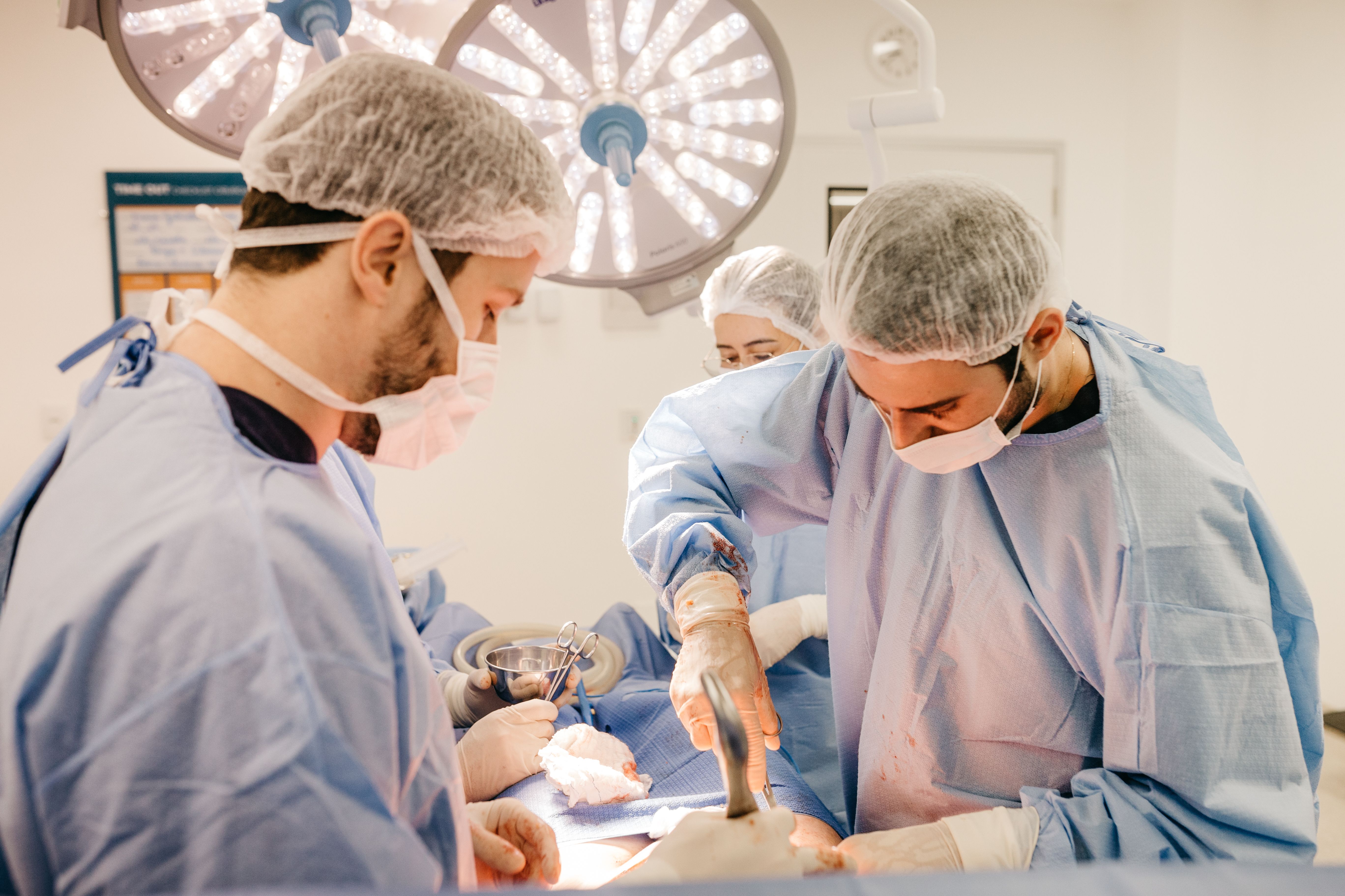 Intervenție neurochirurgicală de biopsie cerebrală, asistată de AR