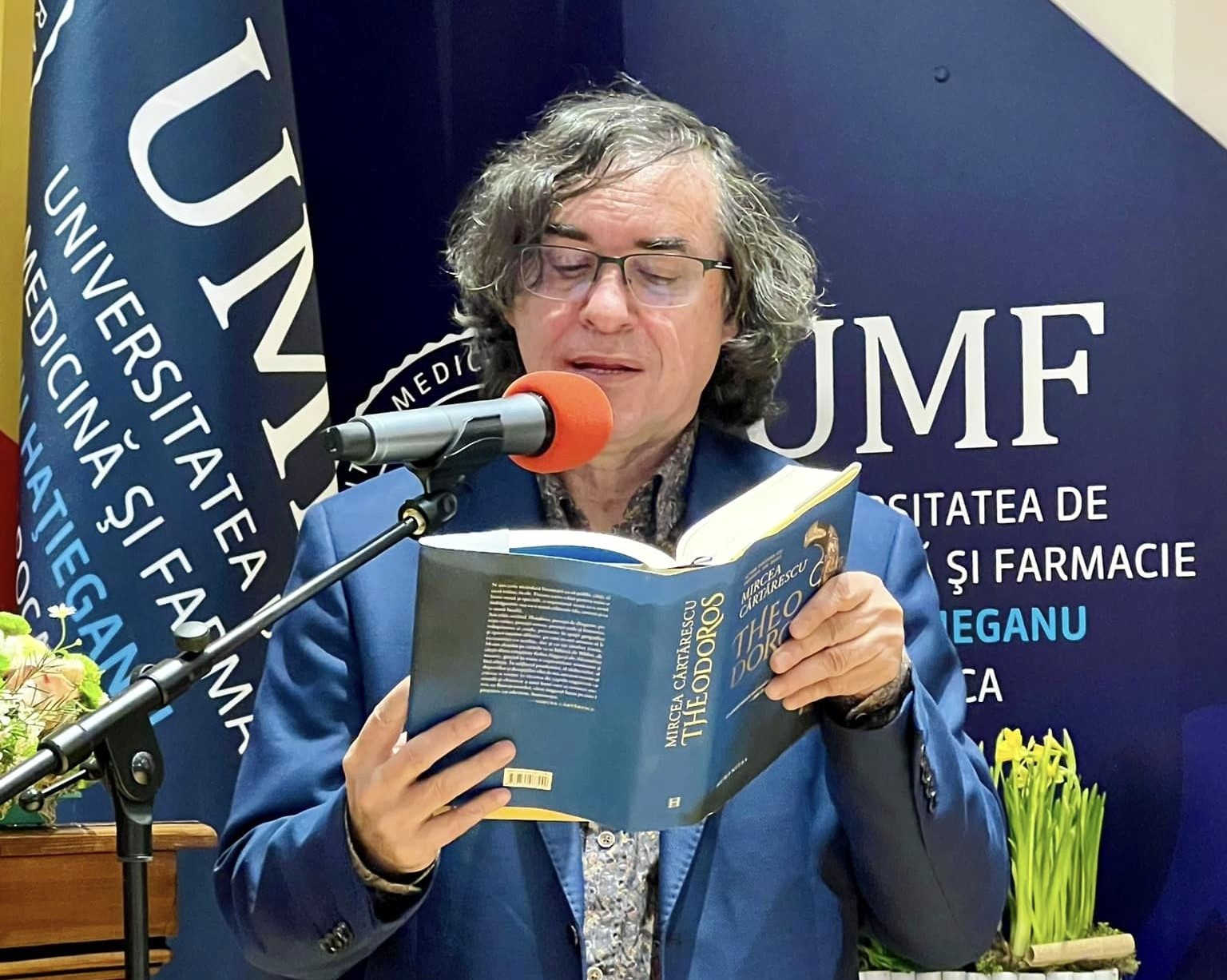„Rolul vindecător al literaturii”: Mircea Cărtărescu a conferențiat la UMF Cluj