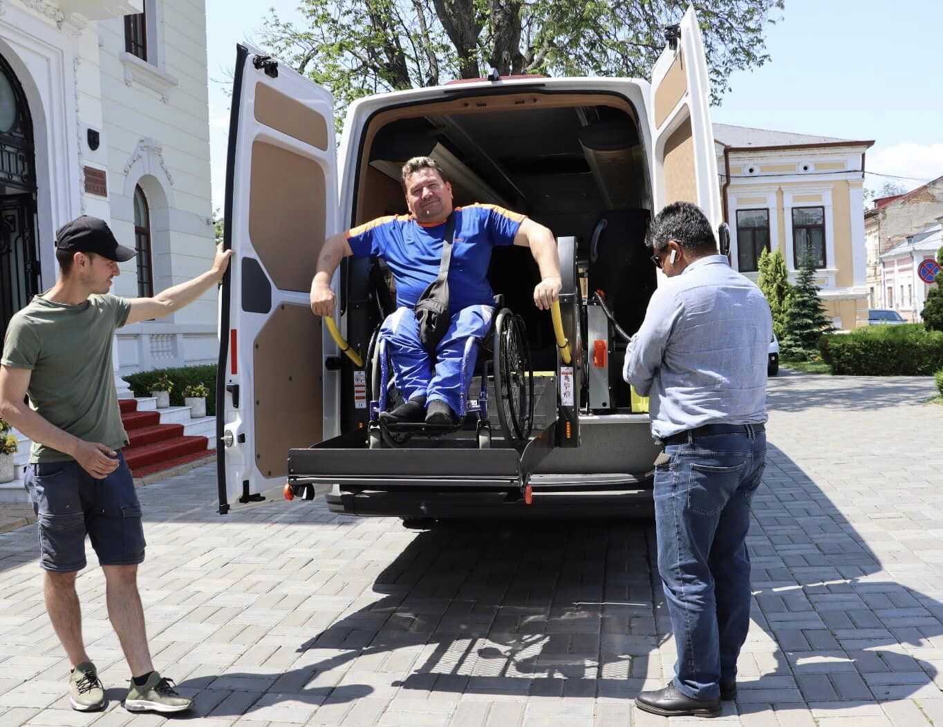 Galați: CJ achiziționează primul microbuz pentru persoanele cu dizabilități 