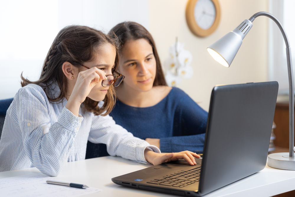 Lumina slabă, un factor de risc pentru miopie?