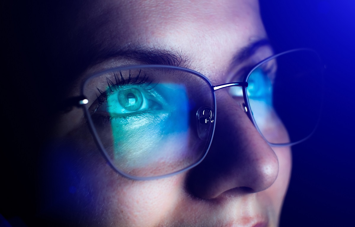 Ochelarii care blochează lumina albastră nu sunt eficienți, arată un review