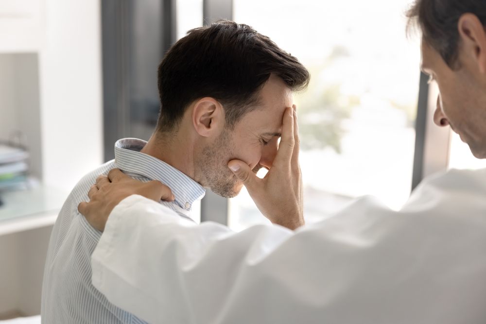 Mii de pacienți cronici se tem că vor fi „vindecați din pix”