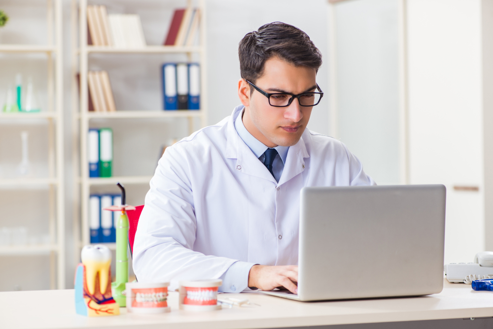 Dezvoltare profesională pentru studenții la stomatologie și medicii stomatologi