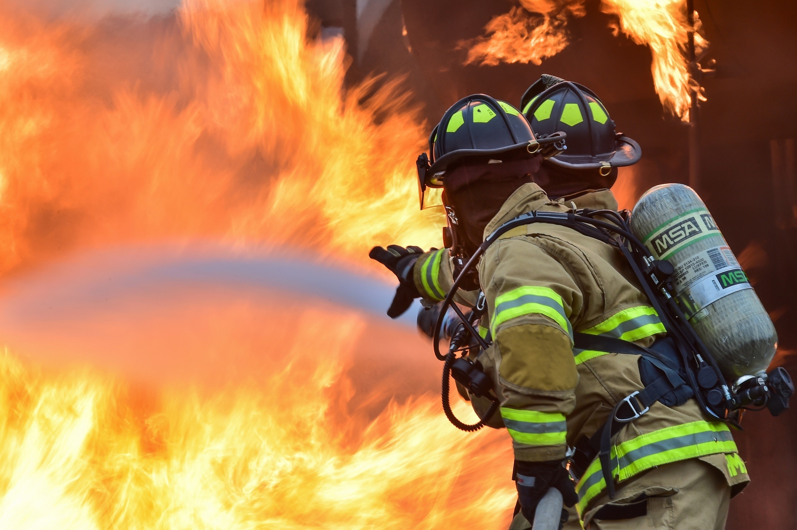 Studiu: Pompierii au un risc crescut de melanom