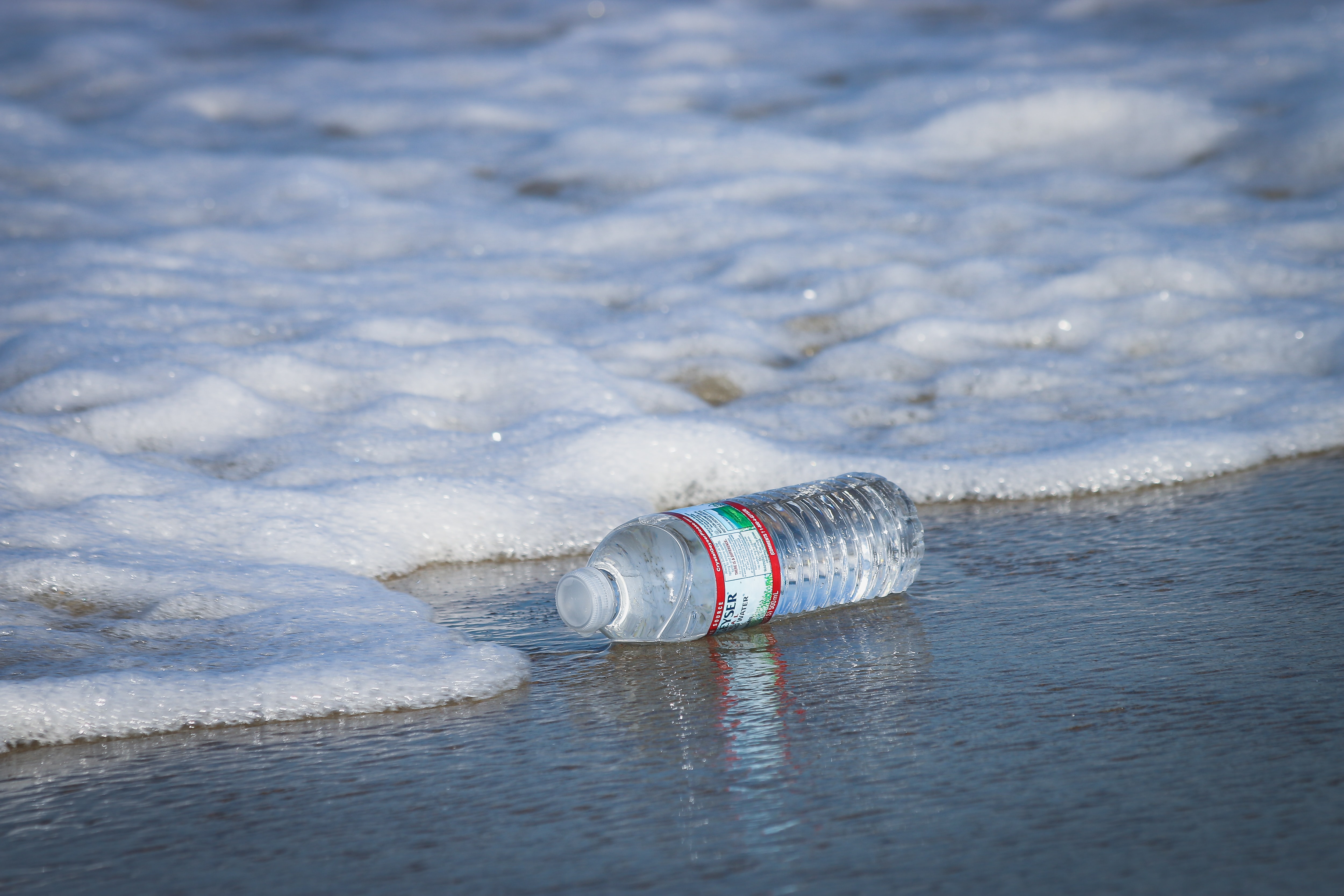 O primă versiune a tratatului privind poluarea cu plastic, gata până-n noiembrie