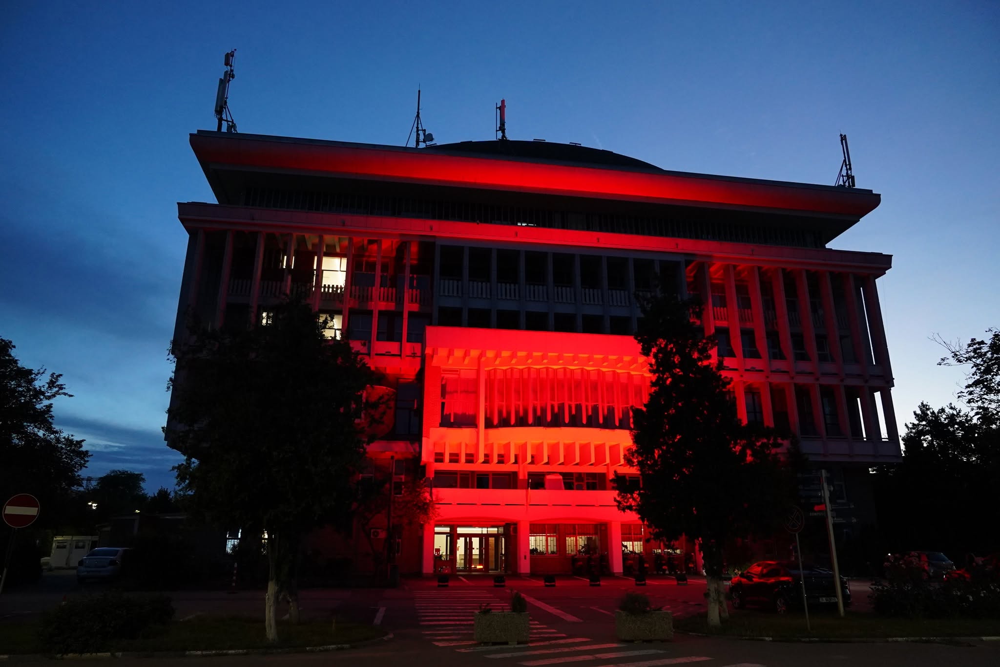 Clădirea Rectoratului Politehnicii București a fost iluminată în roșu 