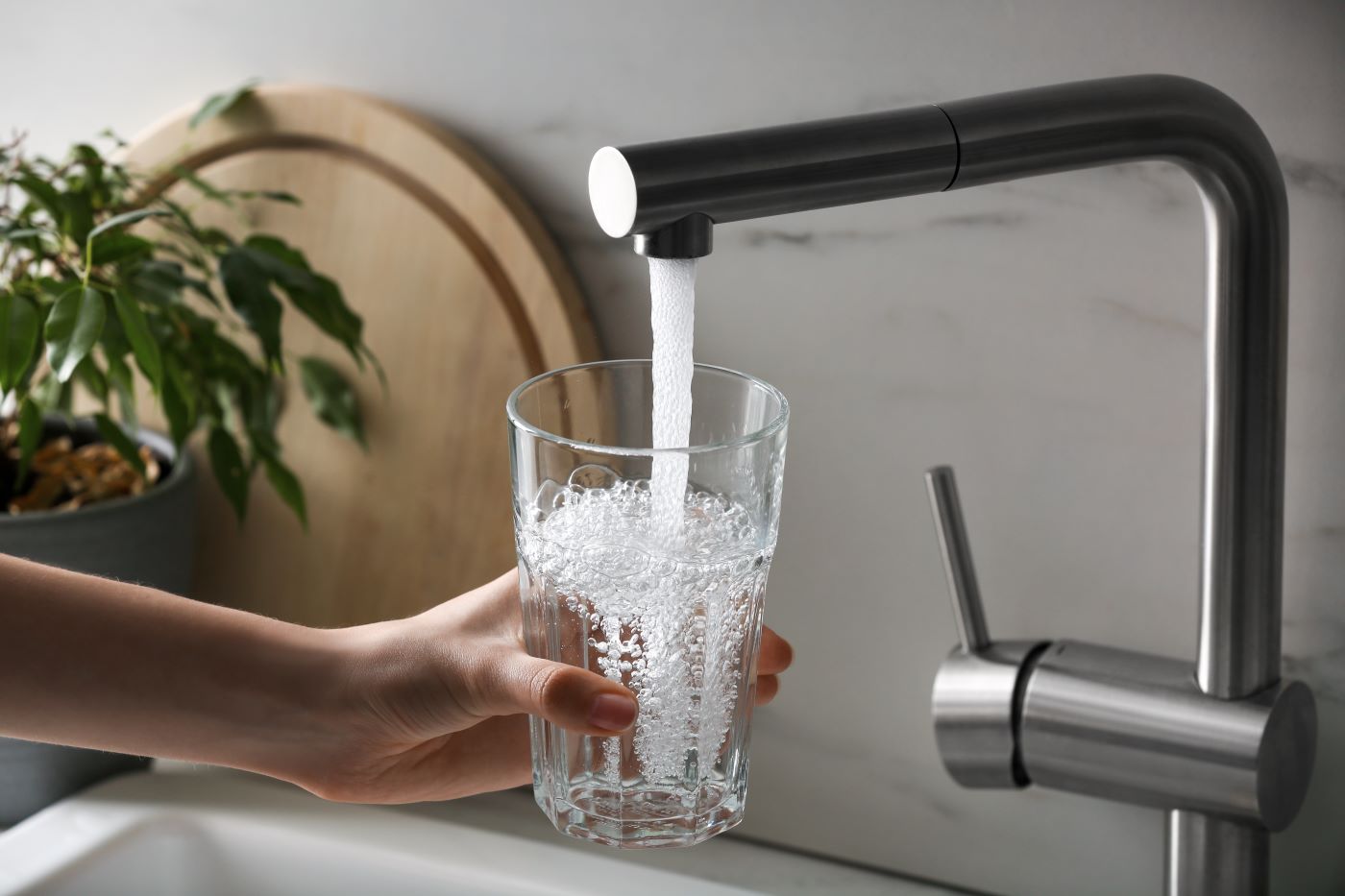  90% din microplastice dispar prin fierberea apei de la robinet înainte de a o bea 