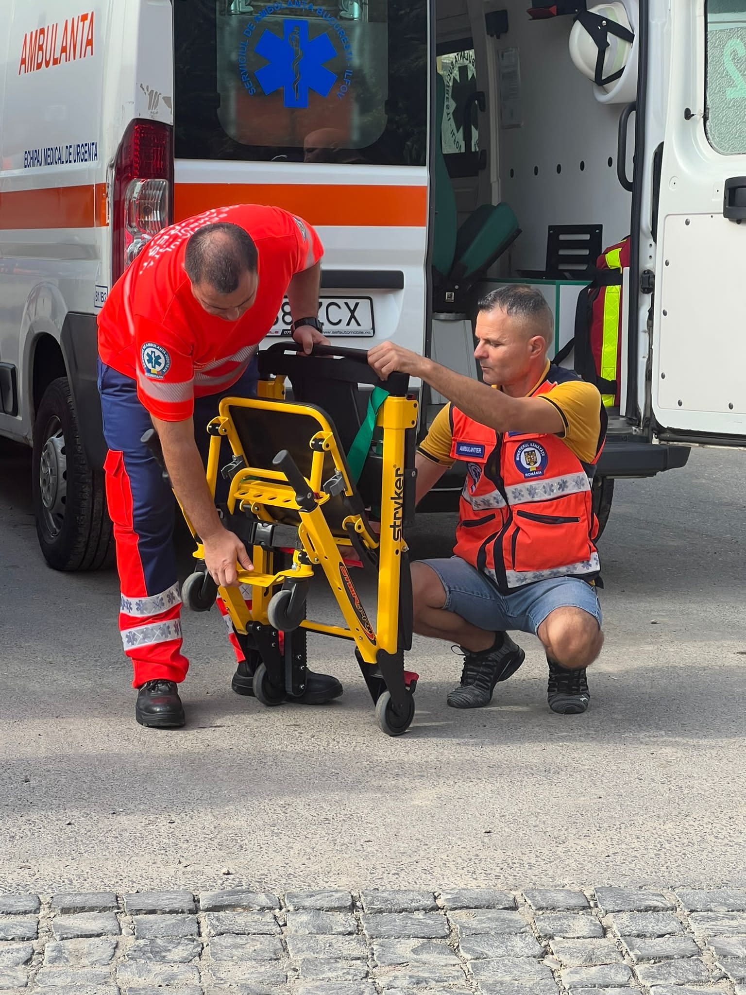 Ambulanțele SABIF, dotate cu scaune speciale pentru transportul pacienților supraponderali pe scări 
