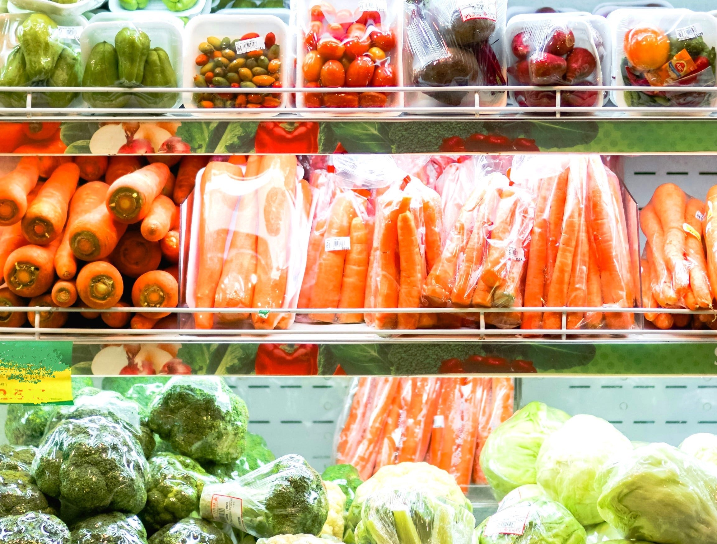 UE interzice plasticul de pe fructe și legume și pliculețele cu sosuri