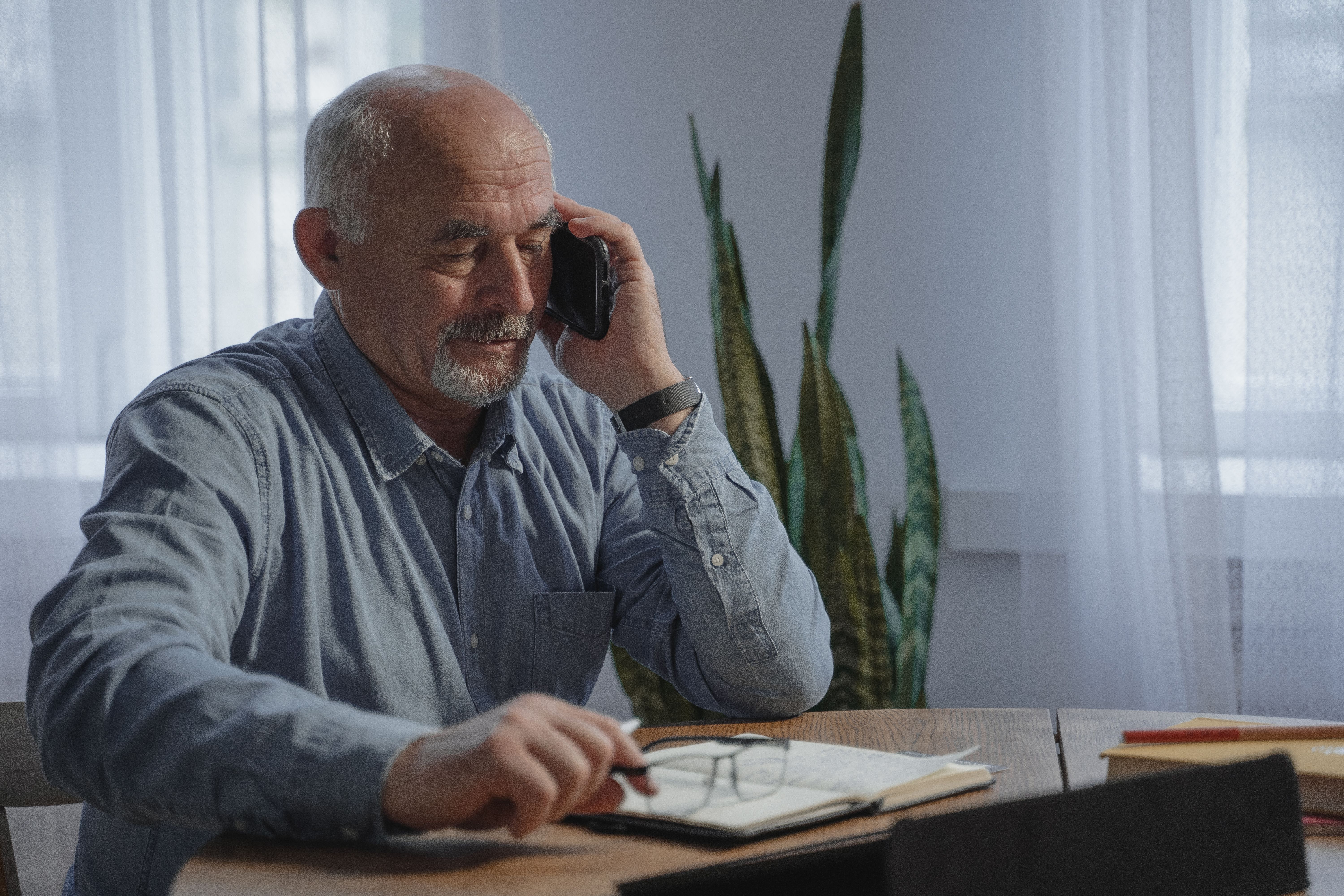 Date noi de la Telefonul Vârstnicului: ce nevoi au seniorii din România și ce soluții există pentru ei?