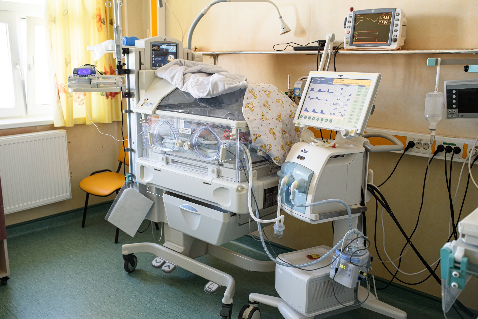 Spitalul Județean Bihor: se modernizează compartimentul de terapie intensivă neonatală