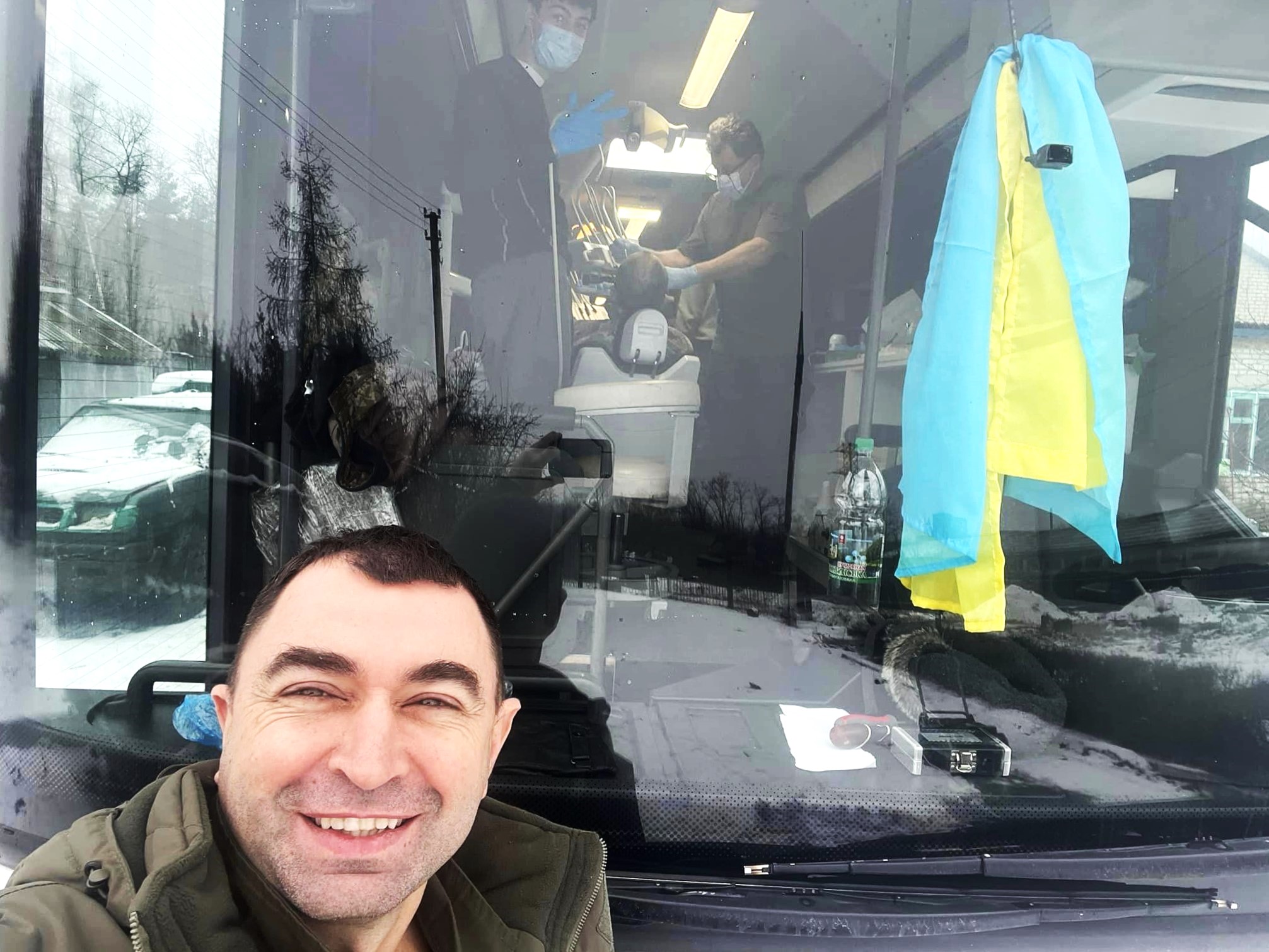 Un stomatolog român din Cernăuţi dă îngrijiri pe front într-un autobuz-clinică mobilă